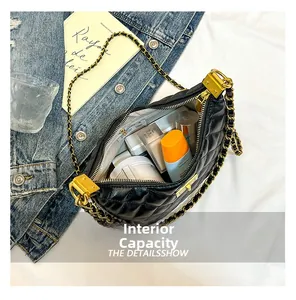 Détail du sac bandoulière matelassé noir montrant l'espace intérieur pour cosmétiques