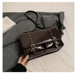 Λεπτομέρεια σκούρας καφέ τσάντας tote με vintage δέρμα και ασημένιες αγκράφες