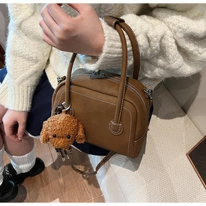 Sac bowling marron en cuir litchi avec un adorable pendentif en peluche petit chien