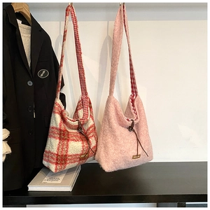 Detalle de bolsos tote de felpa en rosa y cuadros rojos con textura suave