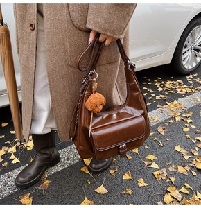 Sac fourre-tout vintage marron en similicuir avec boucle et charm peluche ourson