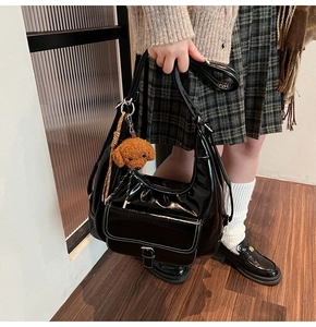 Sac bandoulière noir brillant en forme de lune avec poche avant et charm chien en peluche
