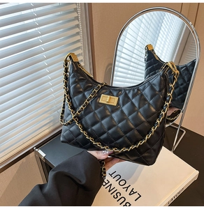 Détail du sac à bandoulière matelassé noir avec chaîne dorée et fermoir pivotant chic