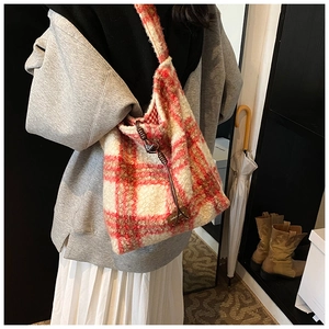 Detalle del bolso tote de felpa a cuadros rojos y blancos con cordón de cuero marrón