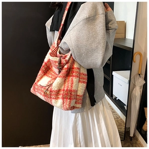 Detalle del bolso tote de felpa a cuadros rojos y blancos con cierre de cordón