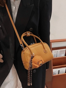 Sac bowling en cuir jaune grainé avec pendentif chiot mignon et poignée robuste