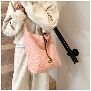 Textura detallada del bolso tote rosa de felpa con etiqueta de marca y cordón decorativo