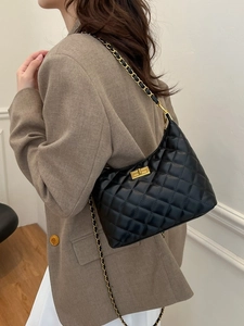 Sac bandoulière matelassé noir avec chaîne dorée et fermoir pivotant de profil