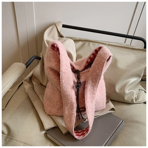 Detalle del bolso tote de mohair rosa con forro de cuadros y cordón de cuero