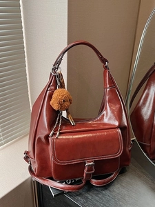 Sac fourre-tout bordeaux avec coutures contrastées et pendentif de chiot en peluche