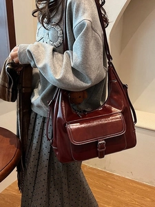 Sac hobo croissant en similicuir brillant rouge bordeaux pour les trajets quotidiens