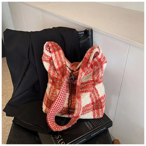 Detalle del bolso tote de felpa a cuadros rojos y blancos con cierre de cordón
