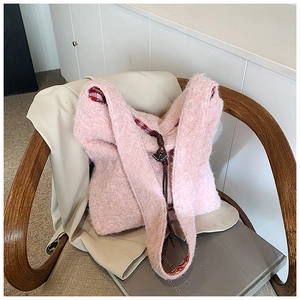 Detalle del bolso tote de felpa rosa con textura de mohair y forro de tela a cuadros