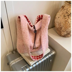 Bolso tote de felpa rosa con forro de cuadros, cordón ajustable y textura suave y peluda