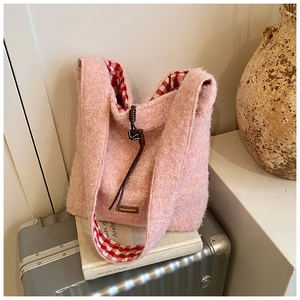 Bolso tote de pelo sintético rosa con forro de cuadros rojos y blancos y cordón