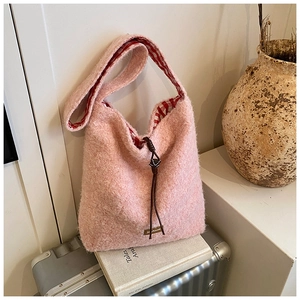 Bolso tote de felpa rosa con cordón marrón y forro de cuadros en primer plano