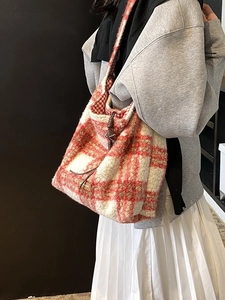 Bolso tote de felpa a cuadros rojos y blancos con textura suave para el otoño