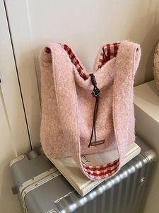 Bolso tote rosa de peluche con textura de lana de cordero y cordón de cuero