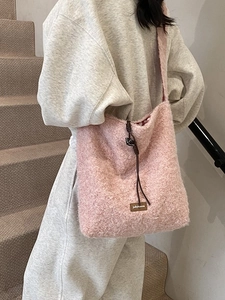 Bolso tote rosa de peluche con etiqueta de cuero y forro de cuadros para mujer
