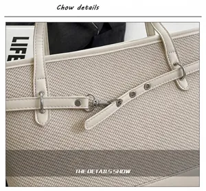Nahaufnahme der cremefarbenen Lederriemen und Metallhaken an der gewebten Tasche