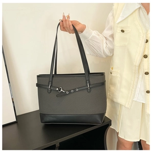 Detailansicht der dunkelgrauen Shopper-Tasche mit schwarzen Lederriemen und Silberschnalle