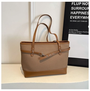 Detail der gewebten Tasche aus braunem Leder mit Silberschnalle und Metalleinsätzen