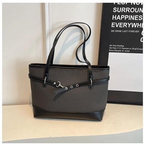 Detailansicht der grauen Webstoff-Tasche mit schwarzem Lederbesatz und Metallschnalle