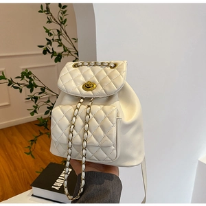 Détail du mini sac à dos blanc matelassé avec fermoirs rotatifs en métal doré