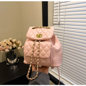 Mini sac à dos rose matelassé avec bandoulière en chaîne de cuir et fermoir doré