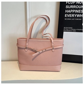 Detail der Webstruktur und des verstellbaren Riemens an der rosa Shopper-Tasche
