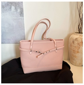Detailansicht der rosa Shopper-Tasche mit gewebter Textur und Silberbeschlägen