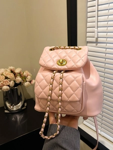 Mini sac à dos rose matelassé avec bandoulière en chaîne dorée et fermoir rotatif élégant