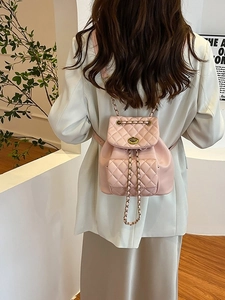 Mini sac à dos rose matelassé pour femme avec bretelles en chaîne dorée et fermoir