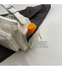 Detail der seitlichen Reißverschlusstasche an weißer Ledertasche zeigt Stauraum