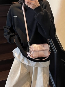 Sac bandoulière tissé rose avec poignée chaîne et breloque étoile en style OOTD