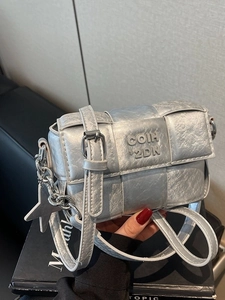 Sac bandoulière carré tissé argenté avec pendentif étoile et large sangle en cuir