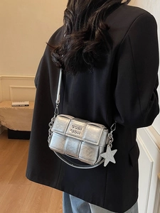 Sac bandoulière tressé argenté avec finition métallique et breloque étoile sur mannequin