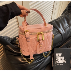Detail der hellrosa Vanity Bag mit V-Steppung und goldener Ketten-Schulterriemen