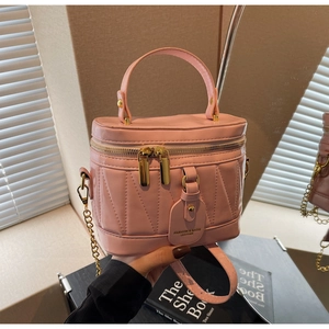 Detailansicht der hellrosa Beuteltasche mit V-Steppung und goldener Kette