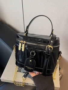 Vintage Eimertasche in Box-Form mit V-Steppung aus schwarzem Lackleder und Goldkette