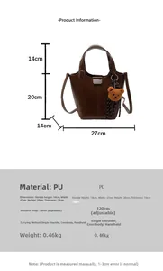 Vista detallada del bolso tipo cubo de PU café con dimensiones y colgante de oso