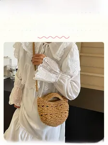 Detail der böhmischen Sommer-Webtasche mit Hohlstruktur und Ringgriff