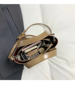 Vista superior que muestra el interior espacioso y los compartimentos del bolso marrón