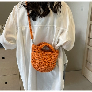 Orangefarbene handgewebte Mini-Beuteltasche im Boho-Stil mit praktischem Schultergurt