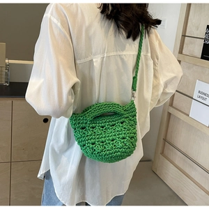 Detailansicht der grünen Webhandtasche mit dicker Baumwolltextur und geflochtenem Gurt