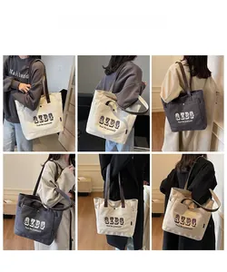 Collage della borsa tote in tela con tasche laterali e vari stili di trasporto