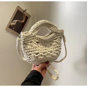 Detailaufnahme der beigen Grobstrick-Eimertasche mit Häkelstruktur und Tragegriff