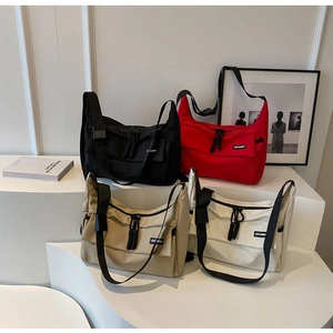 Detail van meerkleurige nylon crossbodytassen met brede riemen en functionele voorzakken