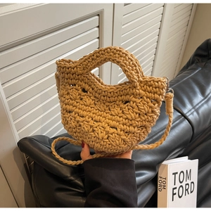 Nahaufnahme der dicken karamellfarbenen Stricktasche mit kunstvoller Durchbruchwebart