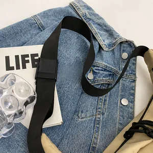 Detailansicht der khakifarbenen Nylon-Umhängetasche mit verstellbarem schwarzem Schultergurt